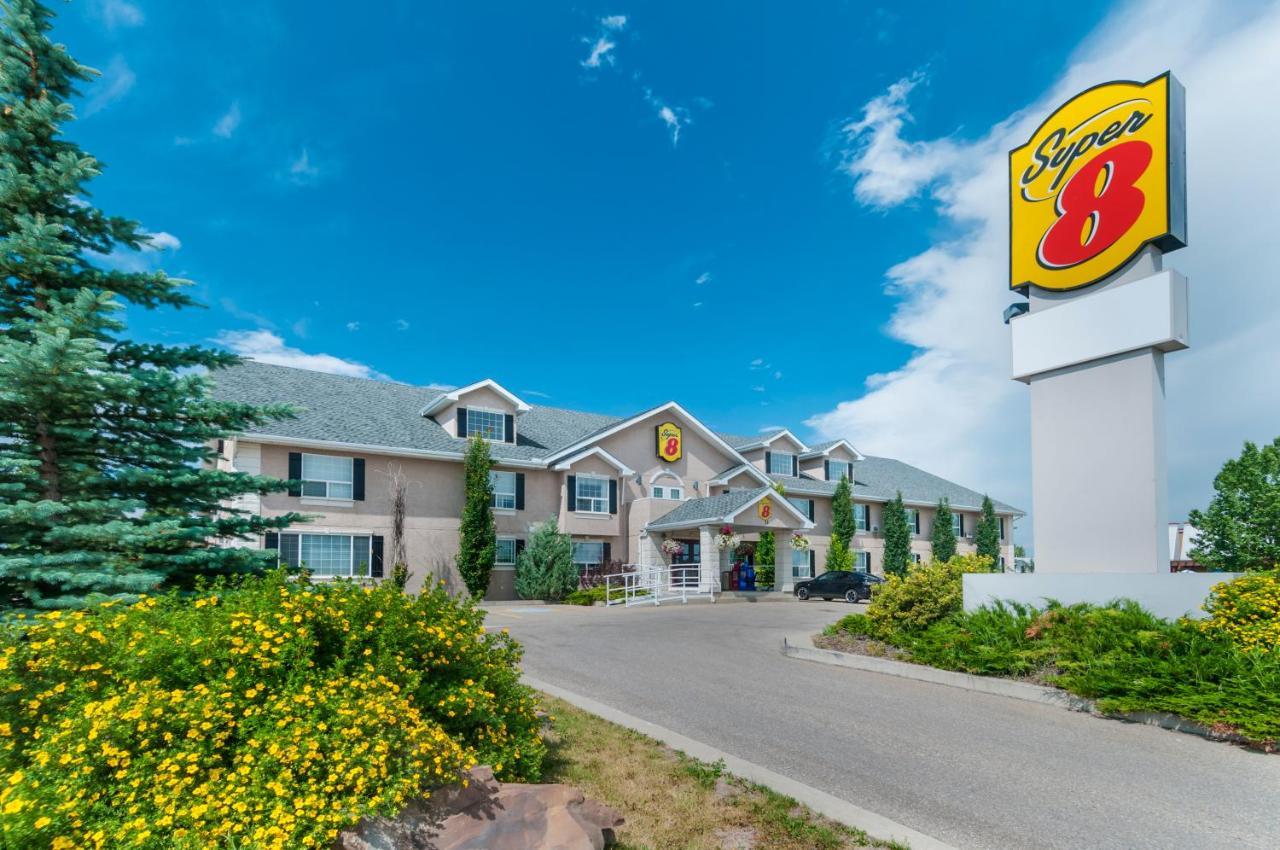 Hotel Super 8 By Wyndham Cochrane Exterior foto