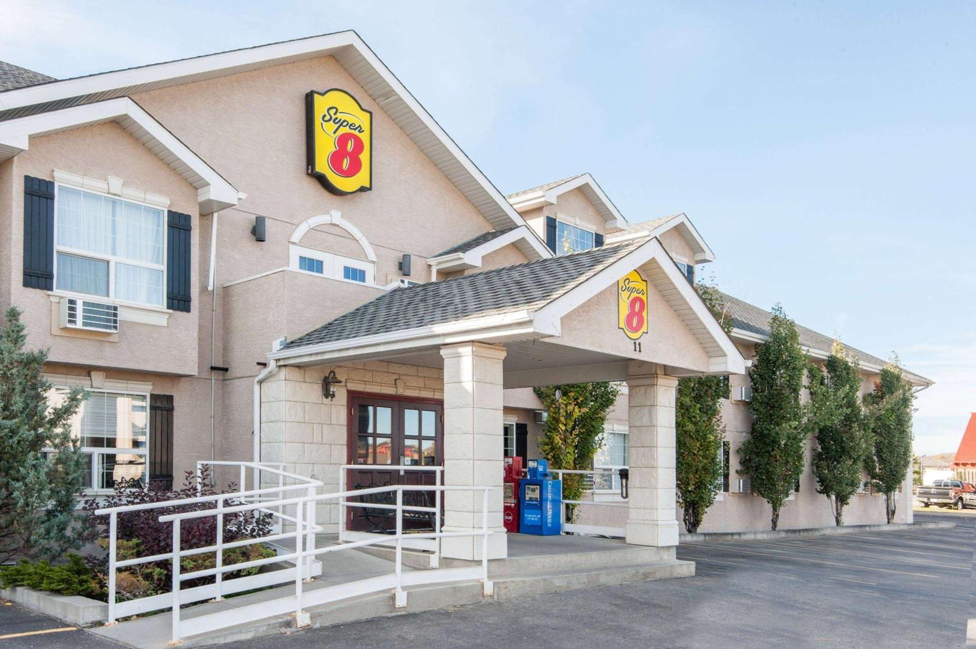 Hotel Super 8 By Wyndham Cochrane Exterior foto